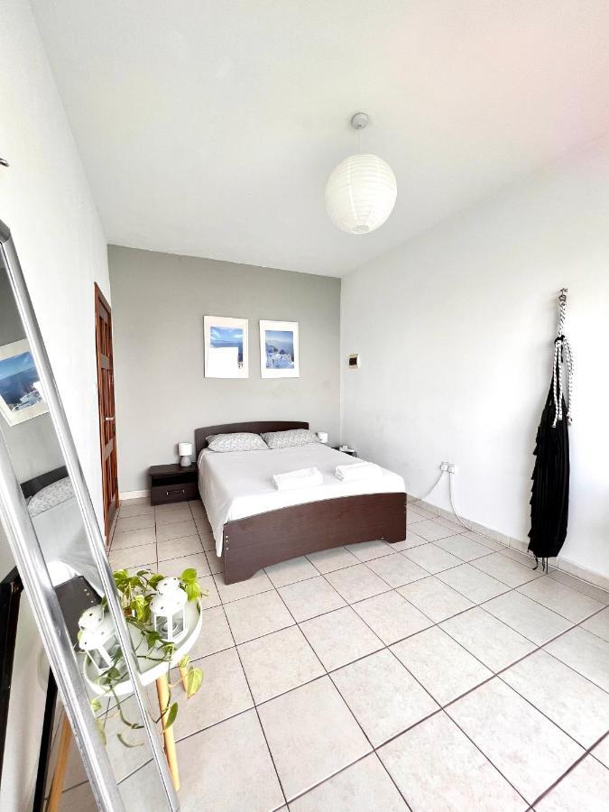 F8 1 Seaview Room, Living And Bathroom Shared , Stjulians Saint Julian's Exterior photo